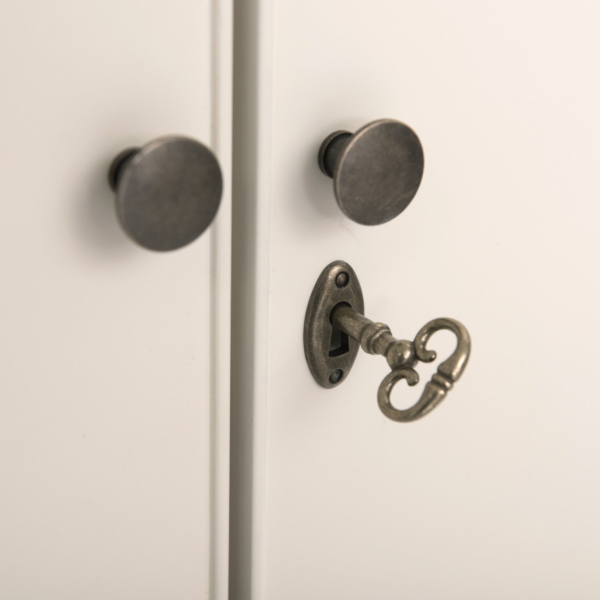 Willis & Gambier Ivory Double Wardrobe - Cream - Focus View Handles and Key