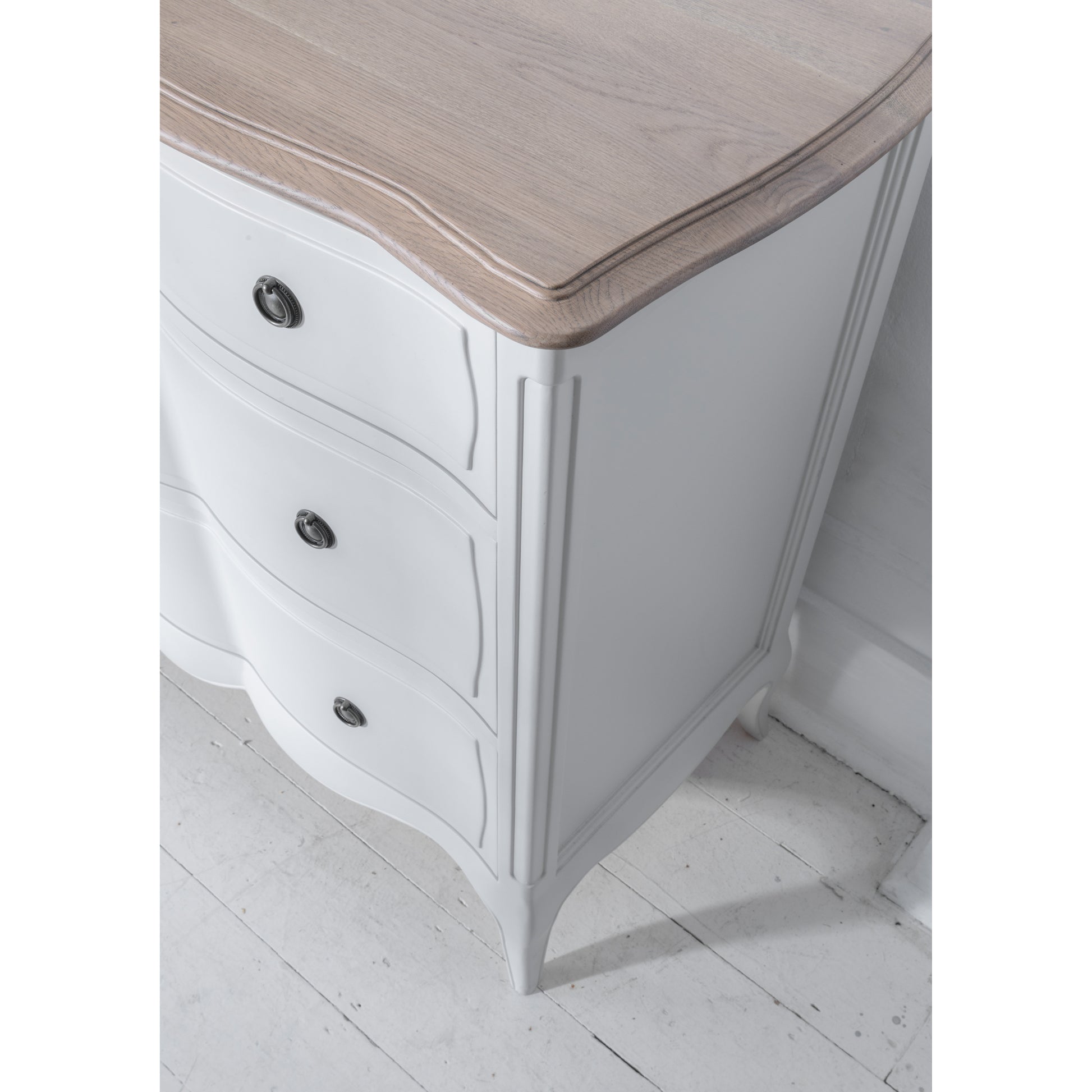 Willis & Gambier Amelie 5 Drawer Oak Chest - White - Zoomed In Lifestyle Image Angled Right Side